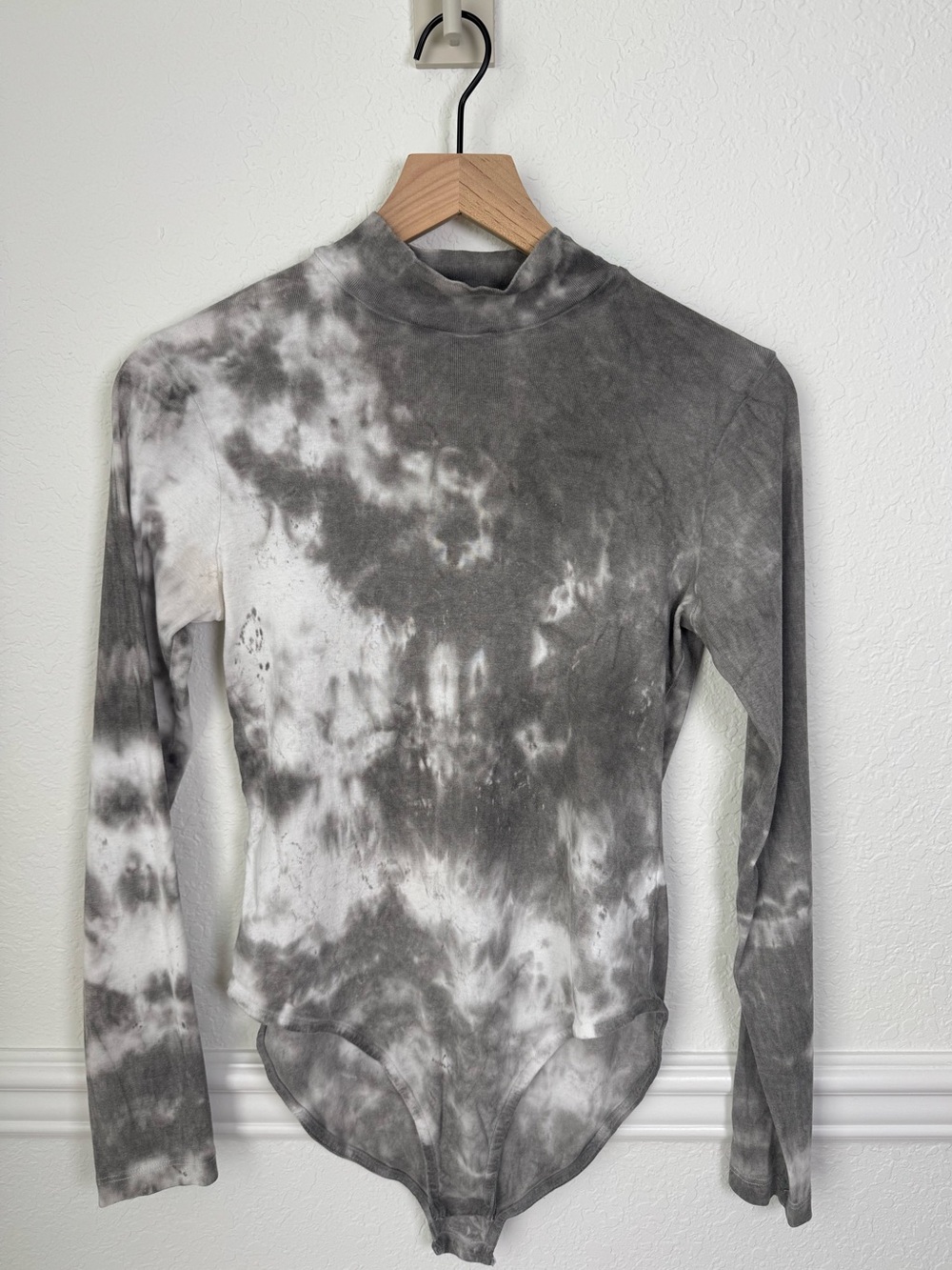 Nasty Gal Gray Tie Dye Mock-Neck Long Sleeve Bodysuit Size 8